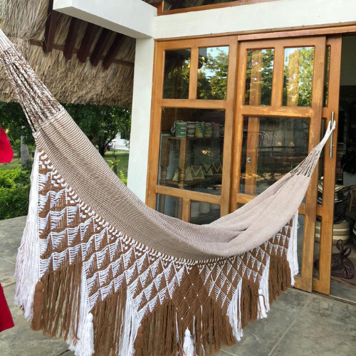 HAMACA A RAYAS BEIGE CON CAFE DETALLE EN MACRAME