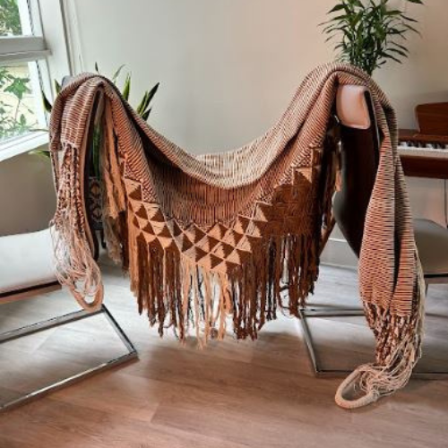 HAMACA A RAYAS BEIGE CON CAFE DETALLE EN MACRAME