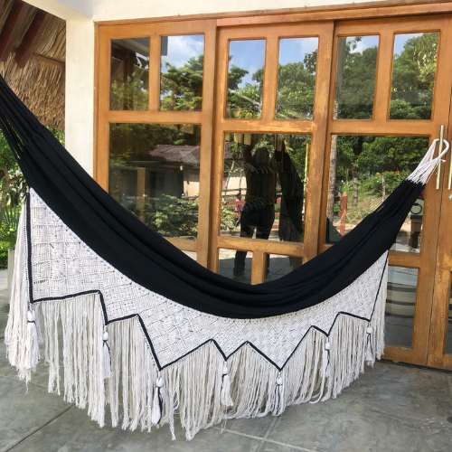HAMACA NEGRA CON DETALLE EN MACRAME