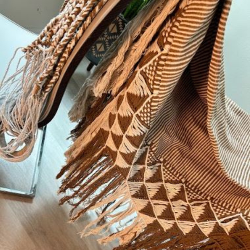 HAMACA A RAYAS BEIGE CON CAFE DETALLE EN MACRAME