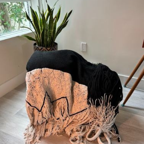HAMACA NEGRA CON DETALLE EN MACRAME
