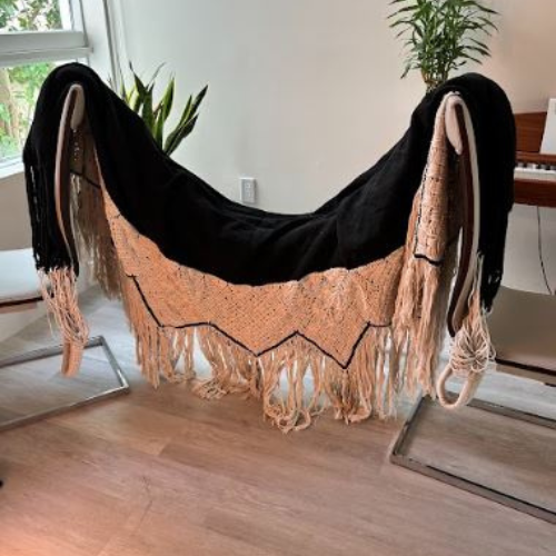 HAMACA NEGRA CON DETALLE EN MACRAME