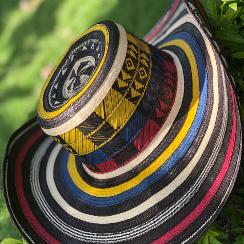 SOMBRERO TIPICO VUELTIAO No. 15 NEGRO AMARILLO AZUL Y ROJO