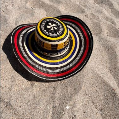 SOMBRERO TIPICO VUELTIAO No. 15 NEGRO AMARILLO AZUL Y ROJO